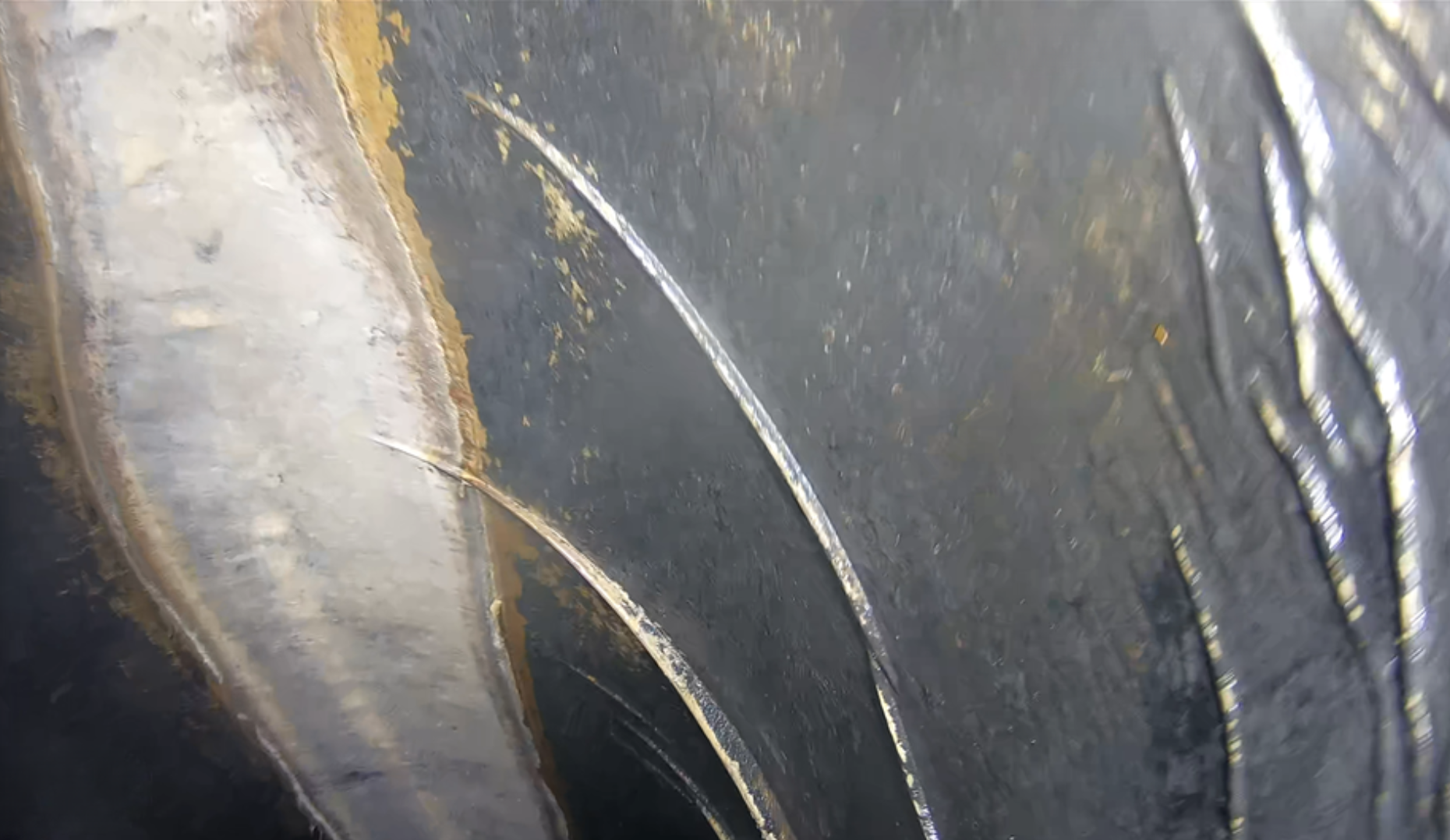Pipe cross-section showing erosion point